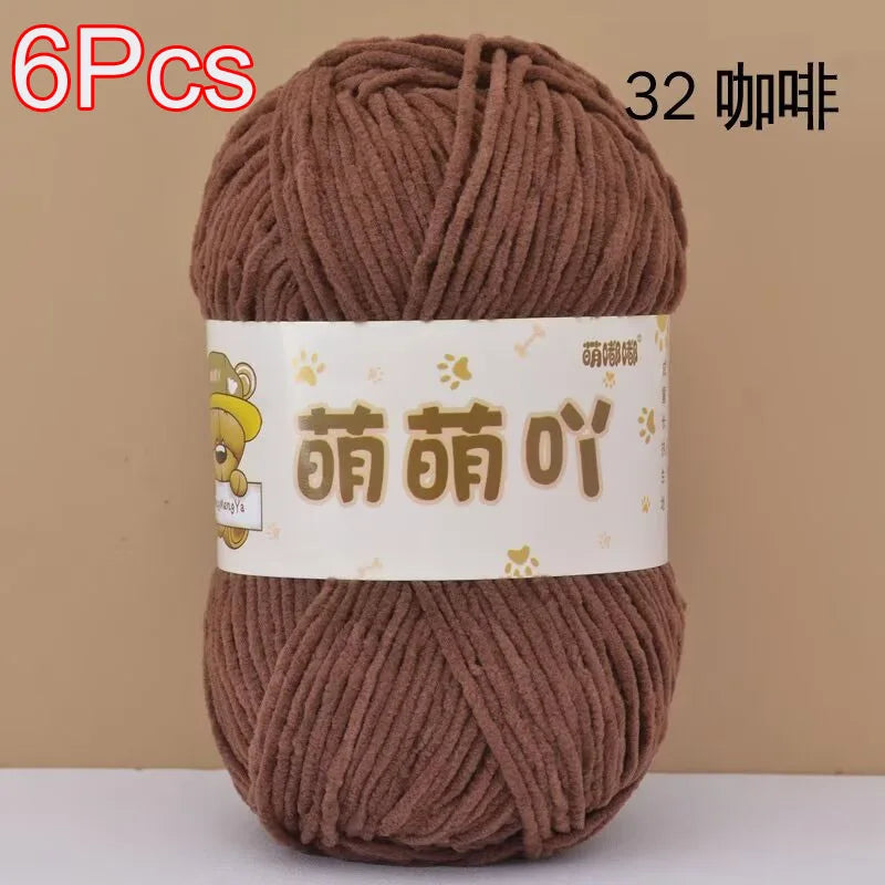 A skein of brown chenille yarn labeled with Chinese characters and a quantity indicator.