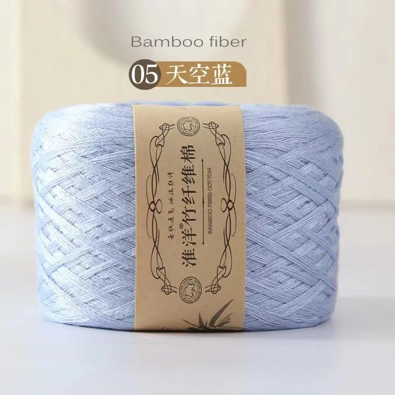 A skein of light blue bamboo fiber yarn labeled as 05 天空蓝 for crafting.