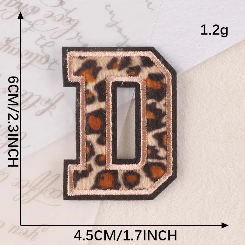 A leopard print iron-on patch shaped like the letter D, measuring 1.2 grams and 4.5 cm tall.