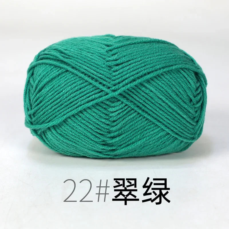 A ball of teal green knitting yarn labeled 22# 翠绿
