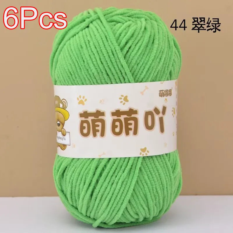 A ball of bright green chenille yarn labeled in Chinese characters and marked as 6 pieces