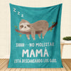 A teal throw blanket featuring a sloth illustration and Spanish text that reads Shhh no molestar mamá está descansando los oj