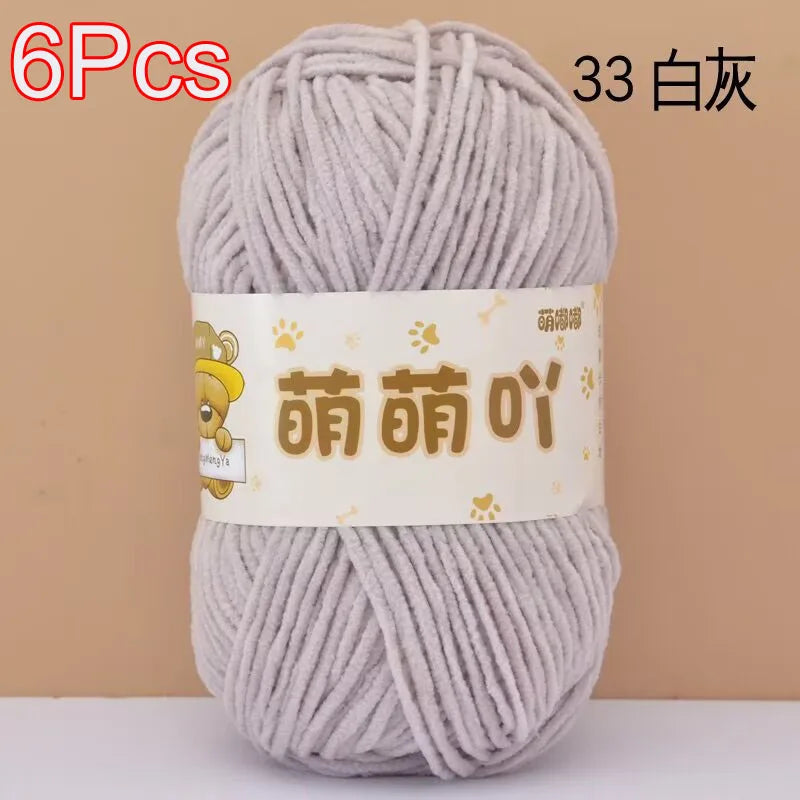 A ball of 6 pieces of light gray fluffy chenille yarn labeled in Chinese characters and English text.