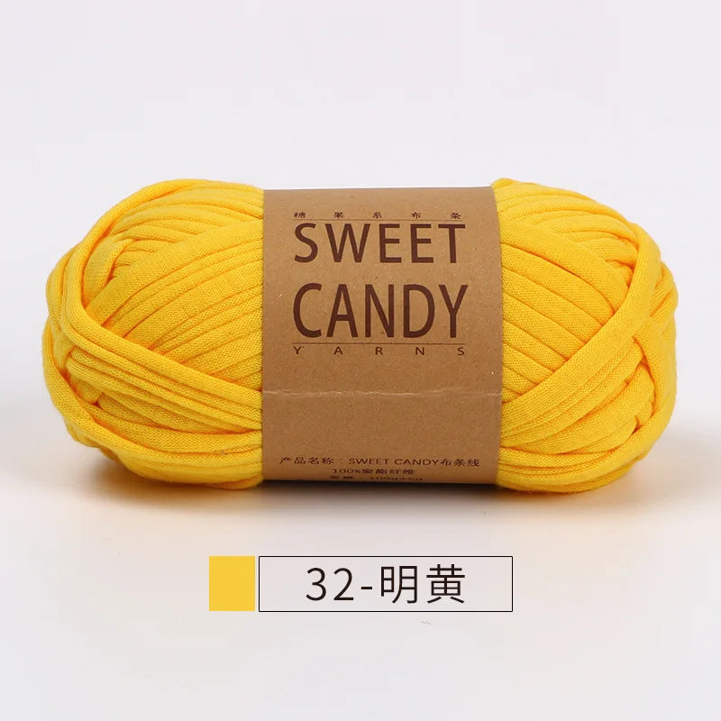 A skein of bright yellow sweet candy yarn is displayed next to a label indicating the color 32-明黃.