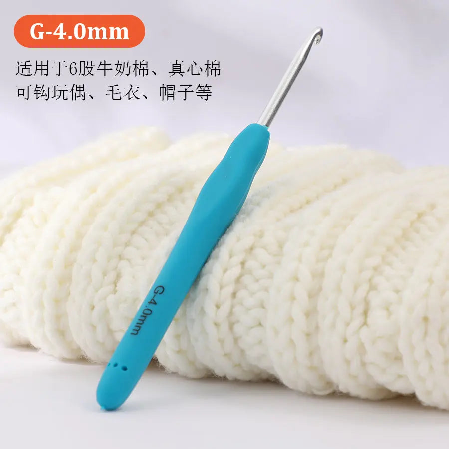 A blue G-4.0mm crochet hook is shown next to a ball of white yarn.