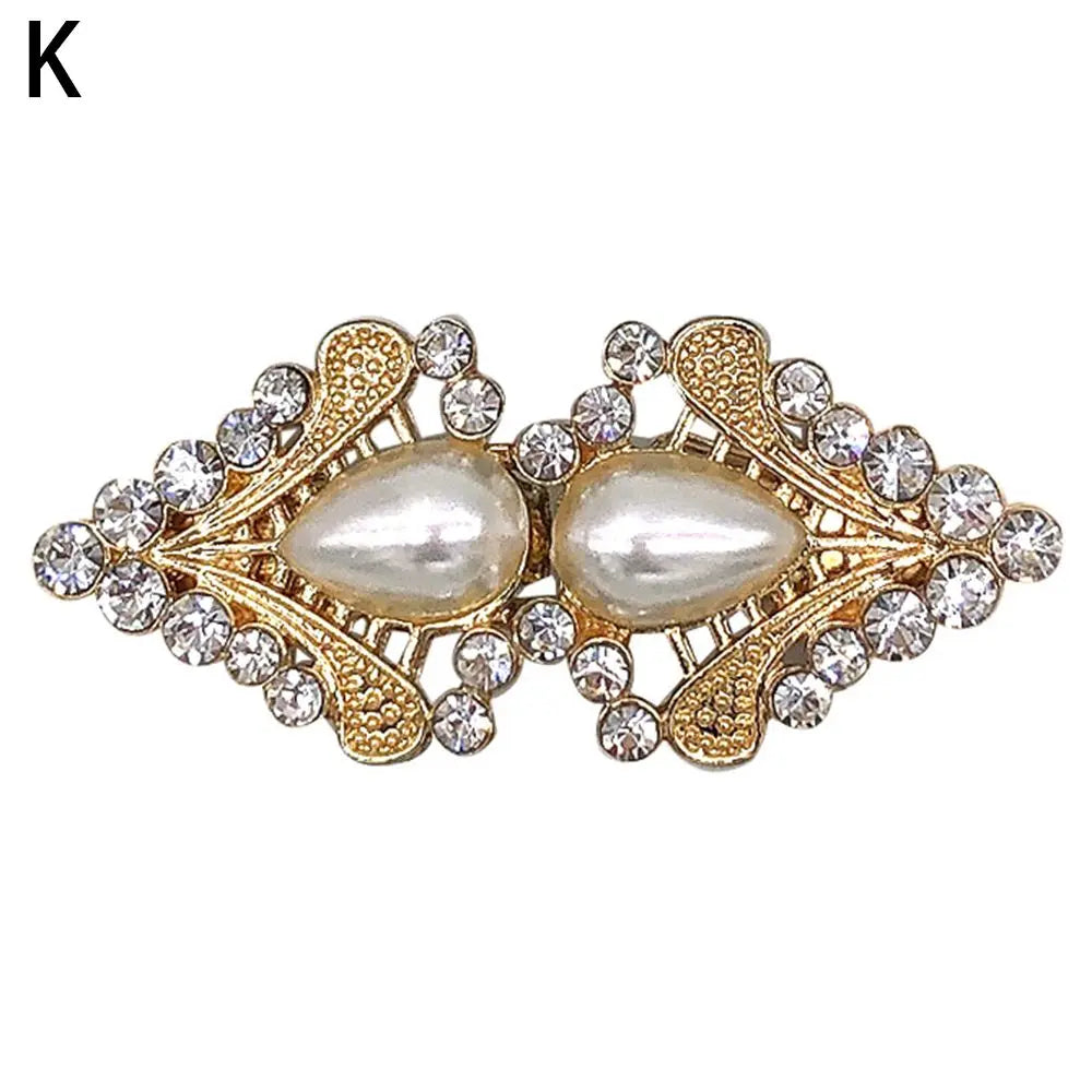 Vintage gold clip brooch featuring a pearl and clear rhinestones for scarves and clothing