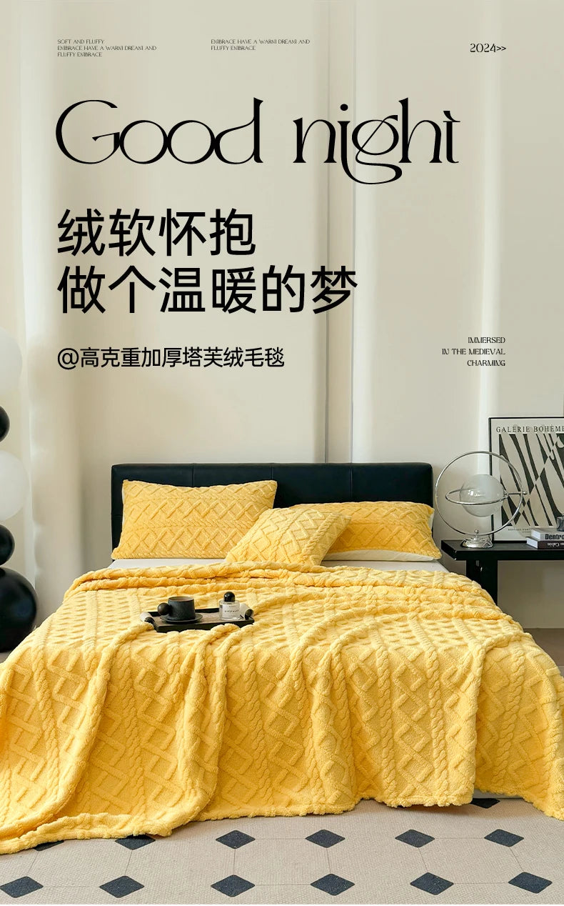 A bright yellow ultra-soft coral fleece blanket is draped over a bed, with text in Chinese above it.