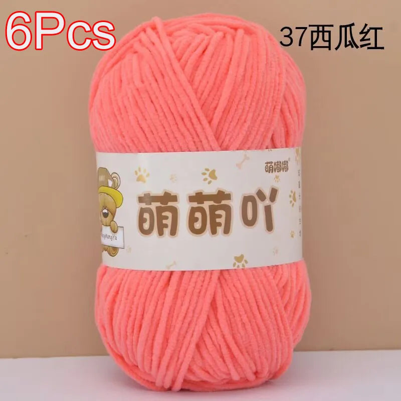 A skein of bright coral pink chenille yarn labeled in Chinese characters and marked as 6 pieces.